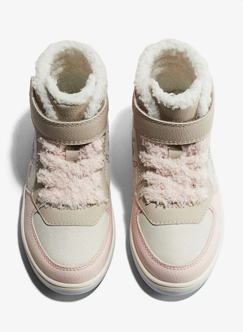 اتش اند ام حذاء رياضي عالي ببطانة سميكة