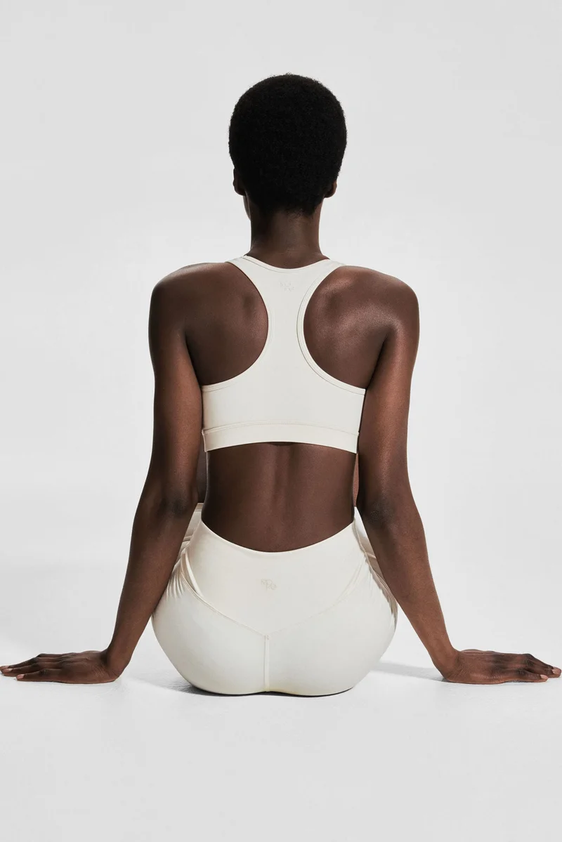 اتش اند ام حمالة صدر رياضية متوسطة الدعم من نسيج سوفت موف