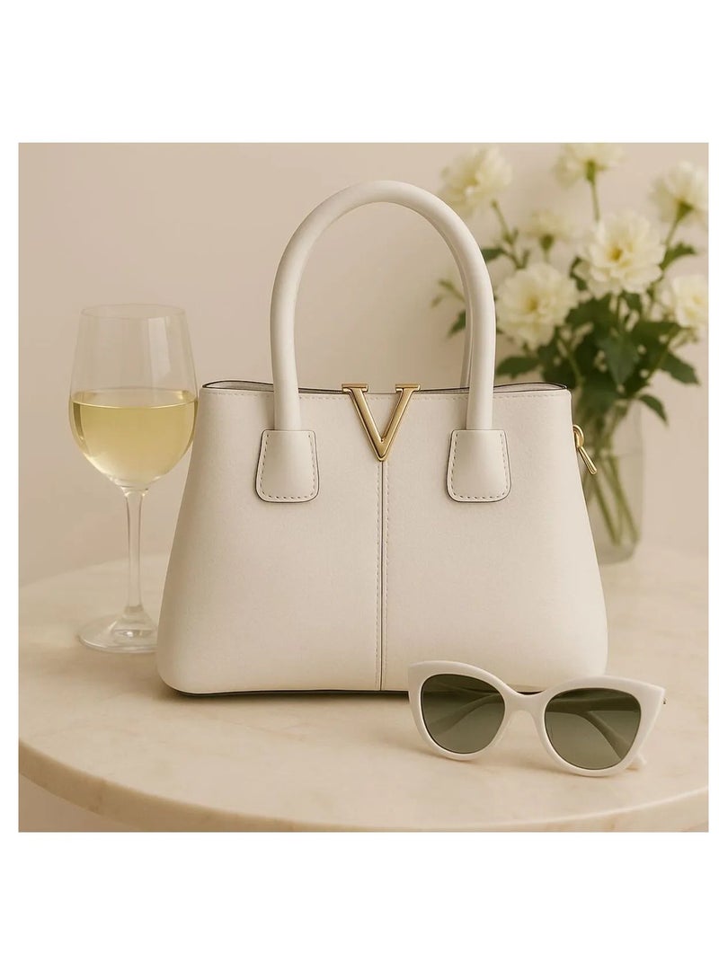 الاحتياجات الأساسية للجميع 👜✨ حقيبة نسائية فاخرة بتصميم أنيق وشعار V ذهبي مميز  - Image 1