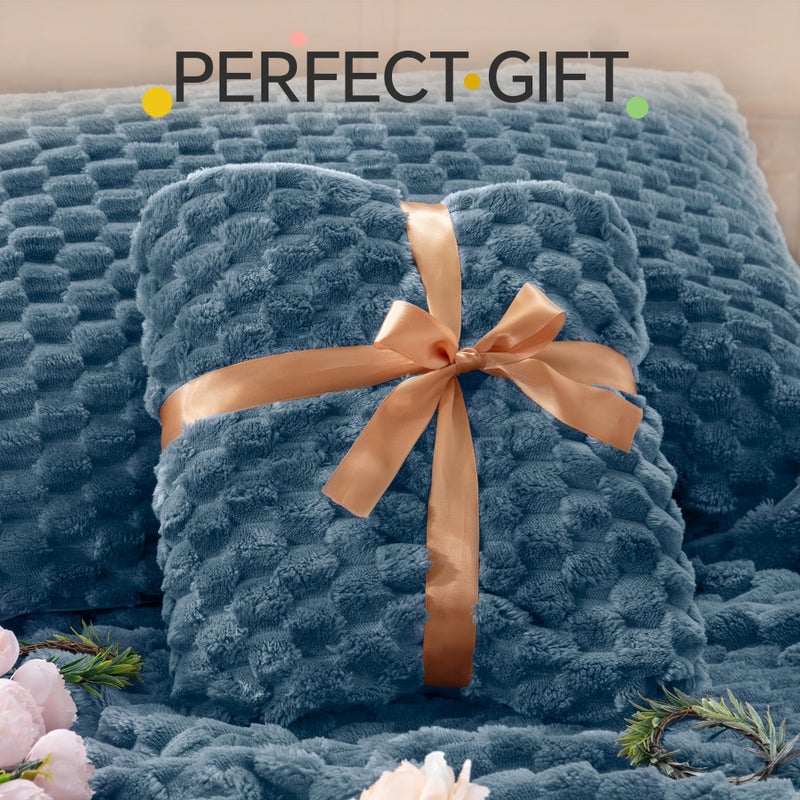 BEDELITE Fluffy King Size Comforter Set - Blue Fog Fleece Soft Comforter for King Size Bed, Luxury Warm Bedding Set for Winter, Fuzzy Bed Set 3 Pieces (1 Comforter, 2 Pillowcases) - Image 5