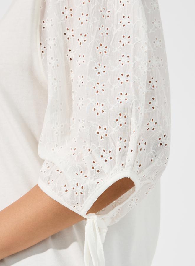 ستايلي بلوزة بتفاصيل مُطرّزة وأكمام واسعة - Image 3