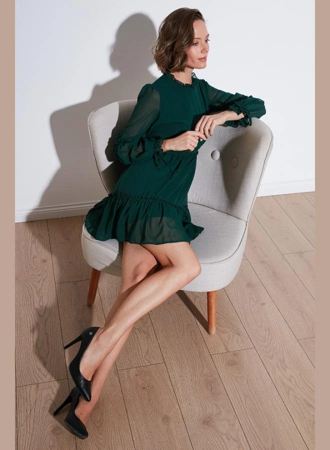 ليلا فستان قصير ليلا بقصة عادية ورقبة عالية مكشكش مبطن للنساء