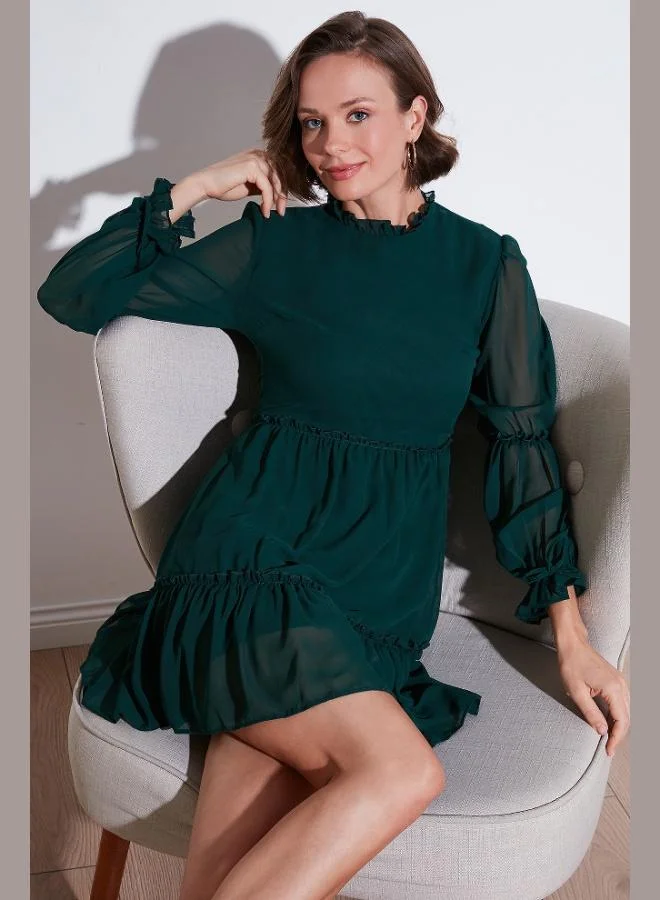 ليلا فستان قصير ليلا بقصة عادية ورقبة عالية مكشكش مبطن للنساء