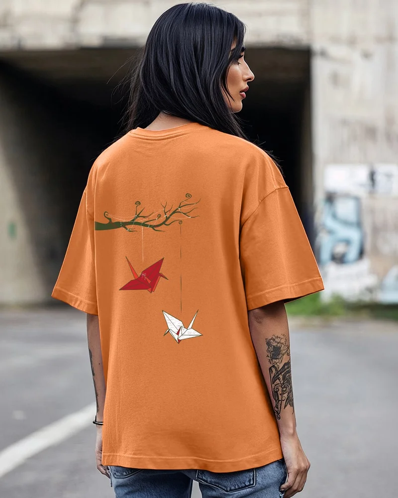 بيواكوف تيشيرت نسائي واسع بطبعة جرافيك باللون الكراميل والبرتقالي