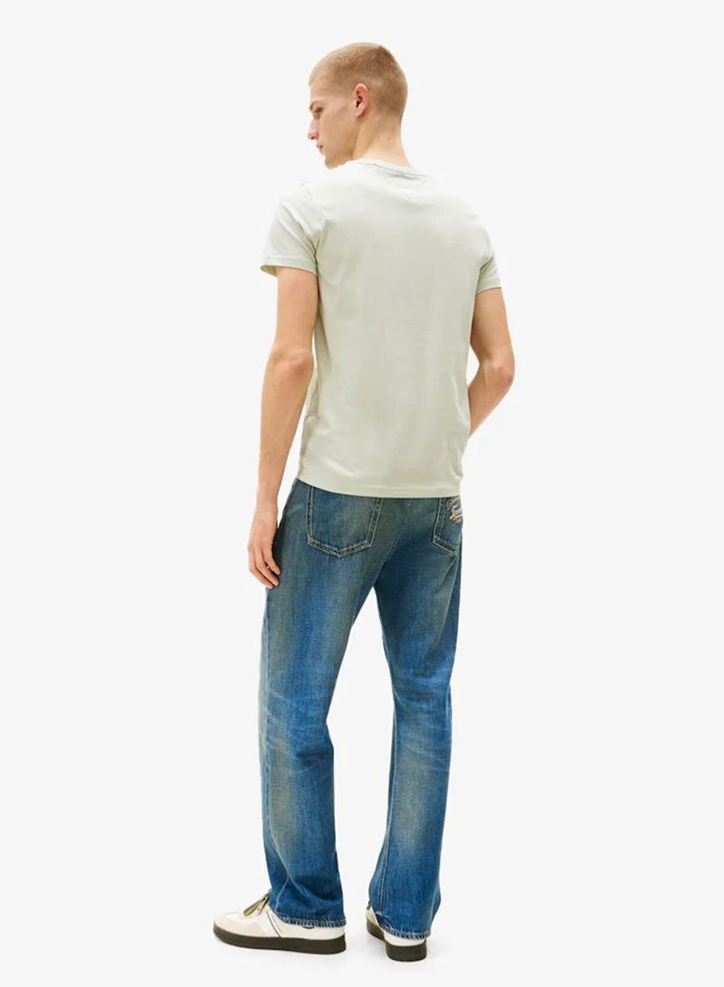 تومي جينز تيشيرت بياقة دائرية بتفاصيل بلون مختلف بقصة ضيقة