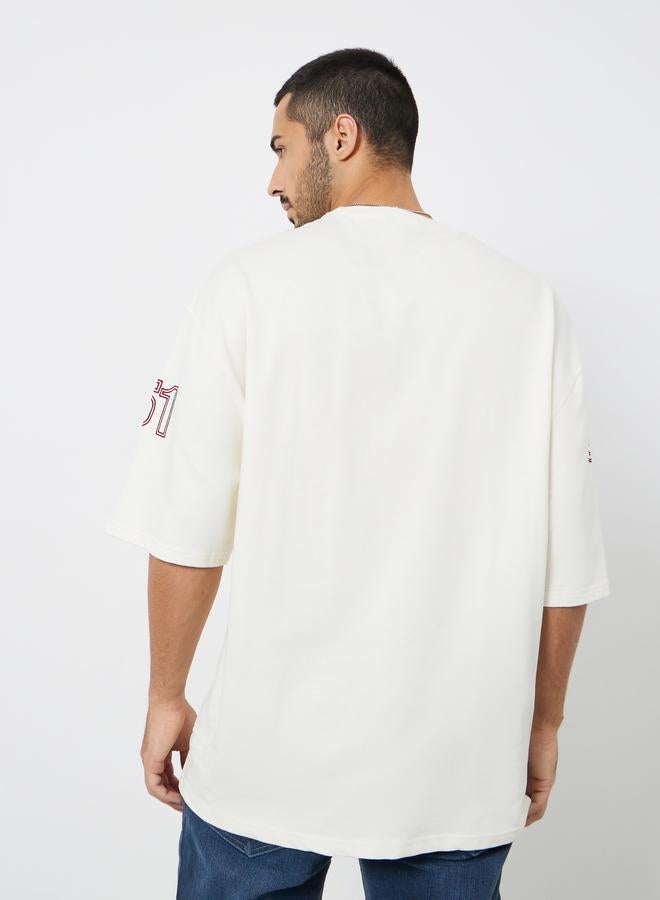 ستايلي تيشيرت قصة واسعة مربعة وطبعة جرافيك - Image 5