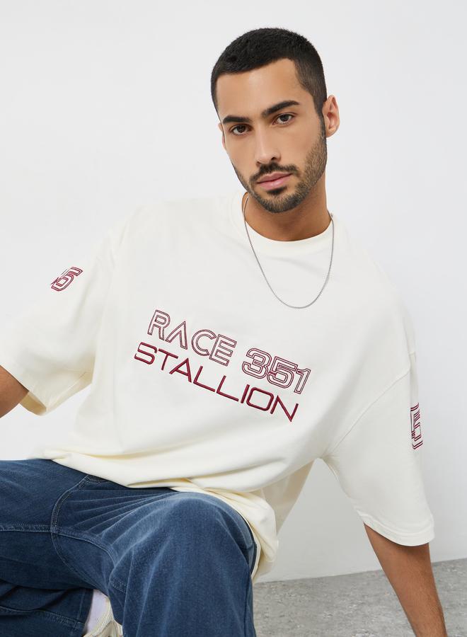 ستايلي تيشيرت قصة واسعة مربعة وطبعة جرافيك - Image 1