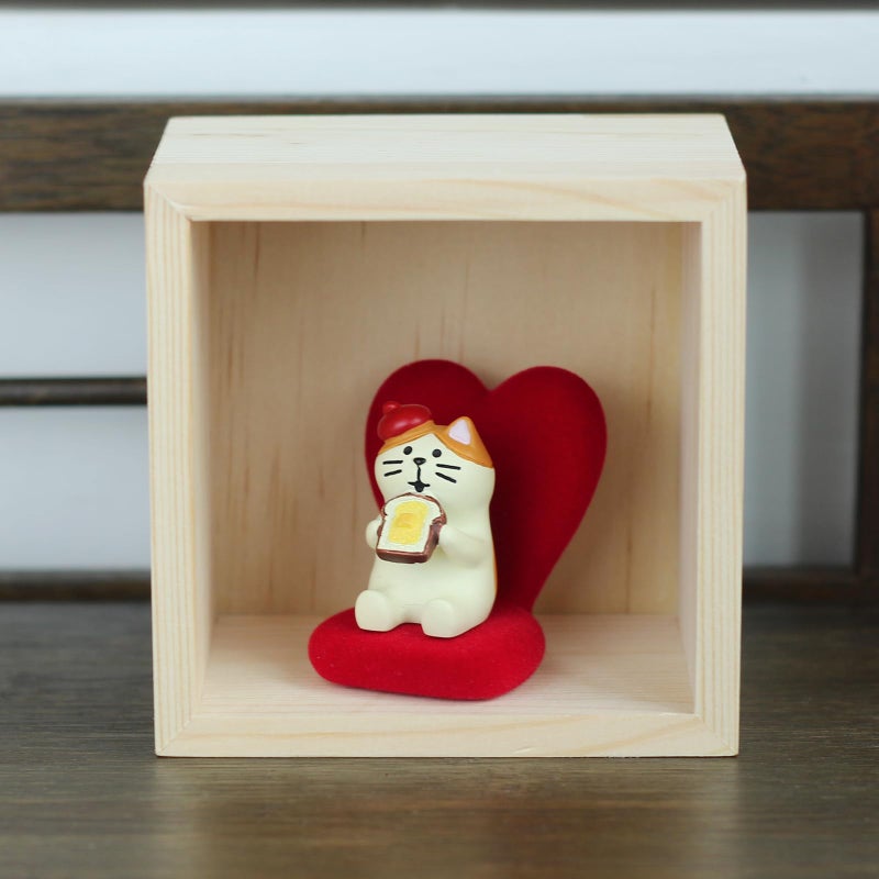 Mevodeata Cute Mini Cat Eating Toast Bread Figurine with Small Sofa Resin Figure for Office Home Decor for Cat Lovers (Love Shaped Sofa) - Image 4