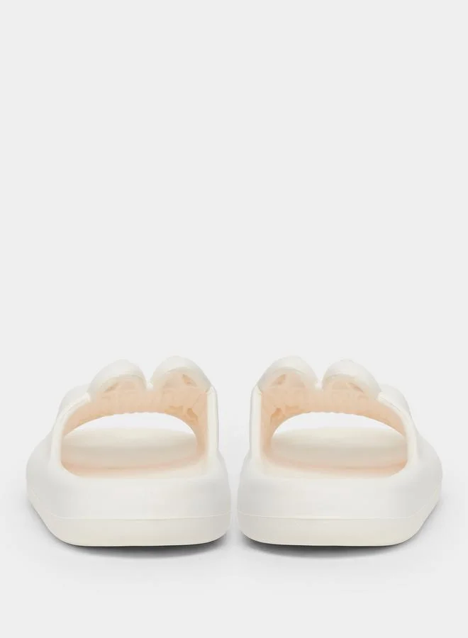 تايك تو شبشب أبيض مزين بأرنب