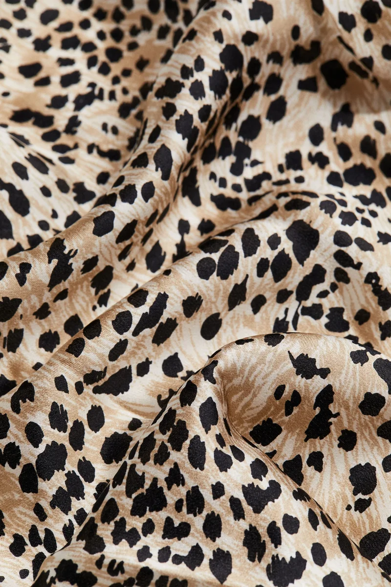 اتش اند ام وشاح من الحرير بنمط مطبوع