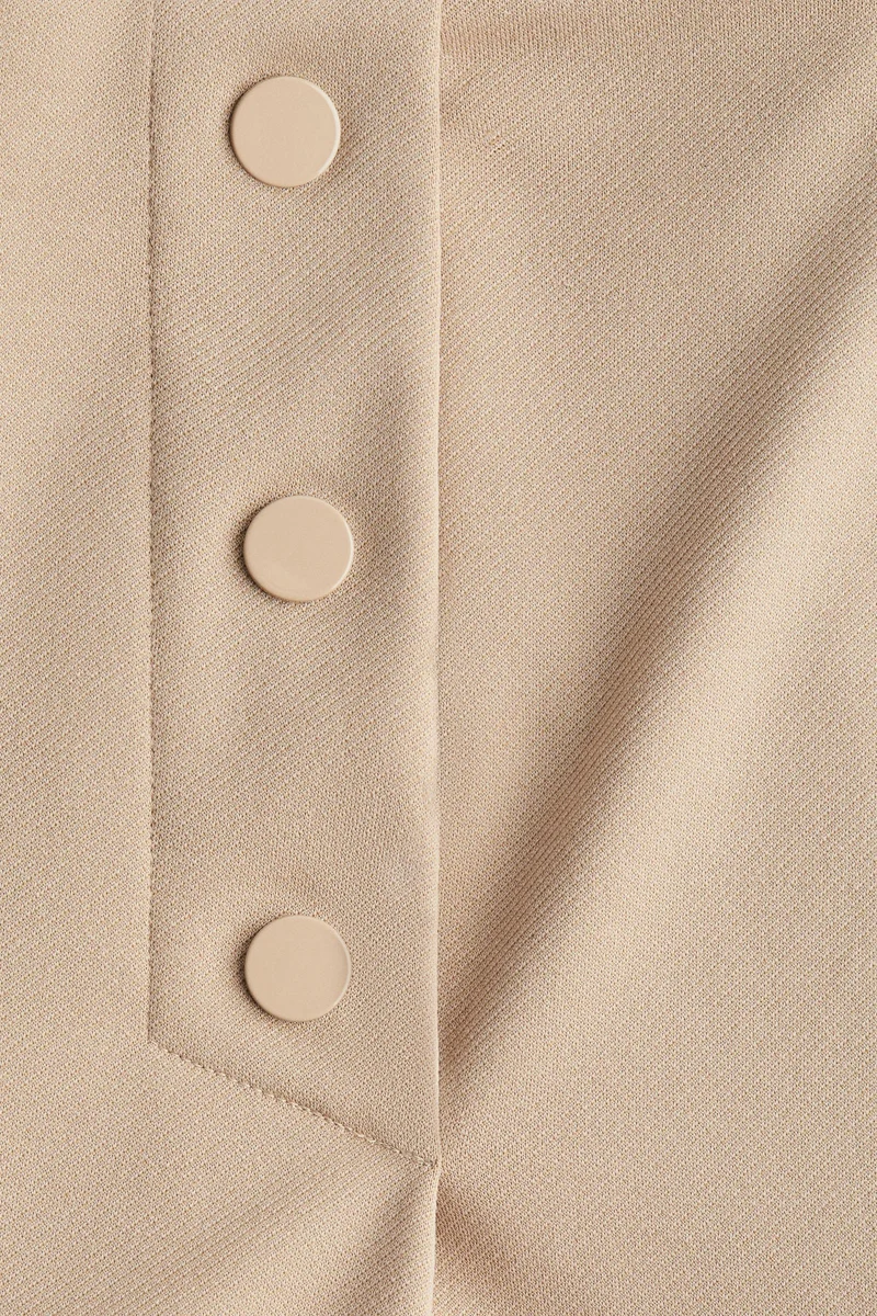 اتش اند ام تنورة قصيرة بأزرار