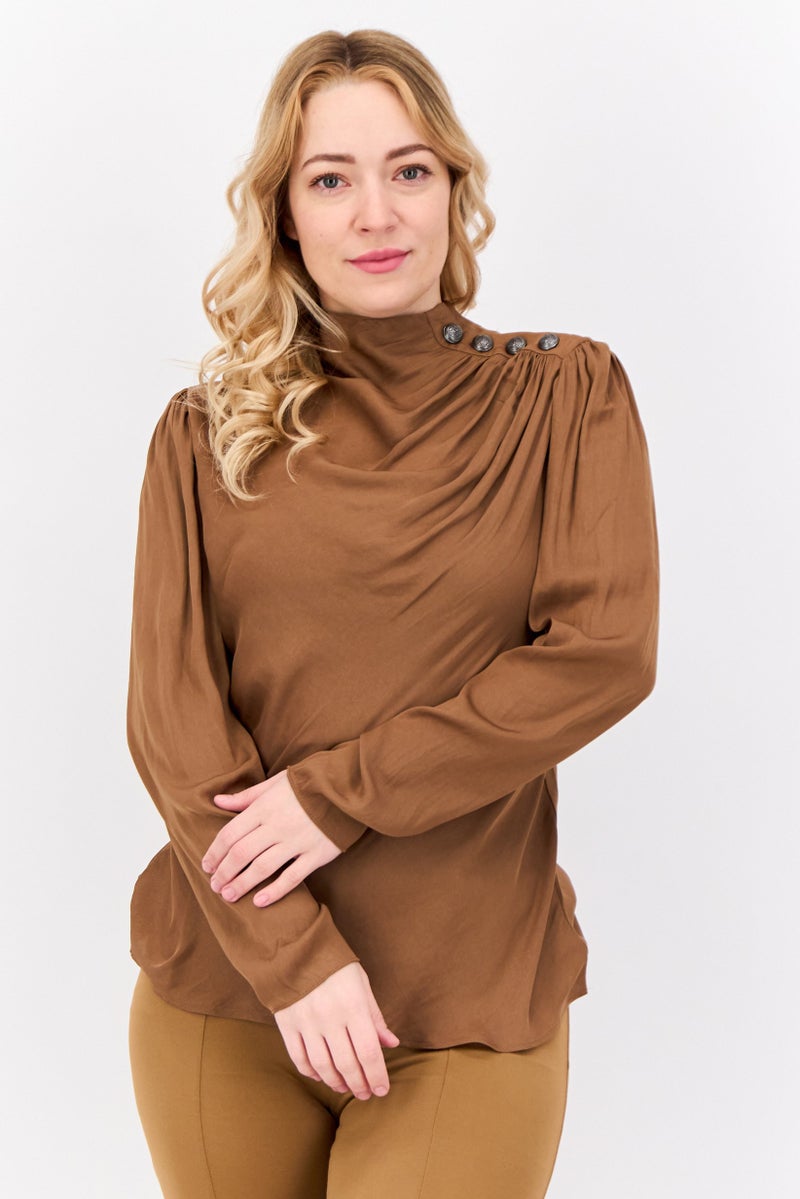 Tahari بلوزة ساتان بسيطة بأكمام طويلة وياقة مقلوبة للنساء من تي تاهاري، بني - Image 1