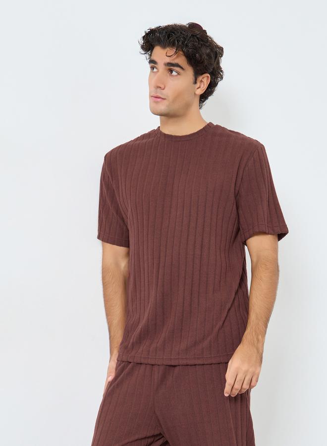 ستايلي مجموعة من شورت وتيشيرت محبوك بقصة مريحة - Image 2