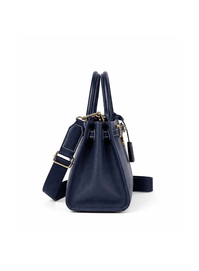Hilfiger Denim Tommy Hilfiger's iconic American leather handbag - navy - Image 3