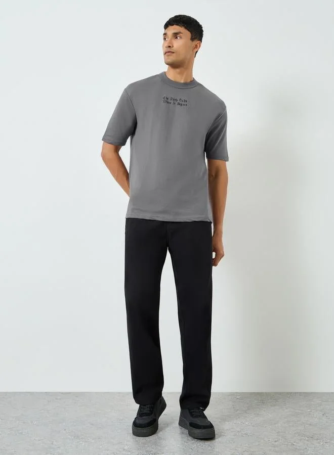 ستايلي تيشيرت رجالي واسع بطبعة جرافيك لون رمادي