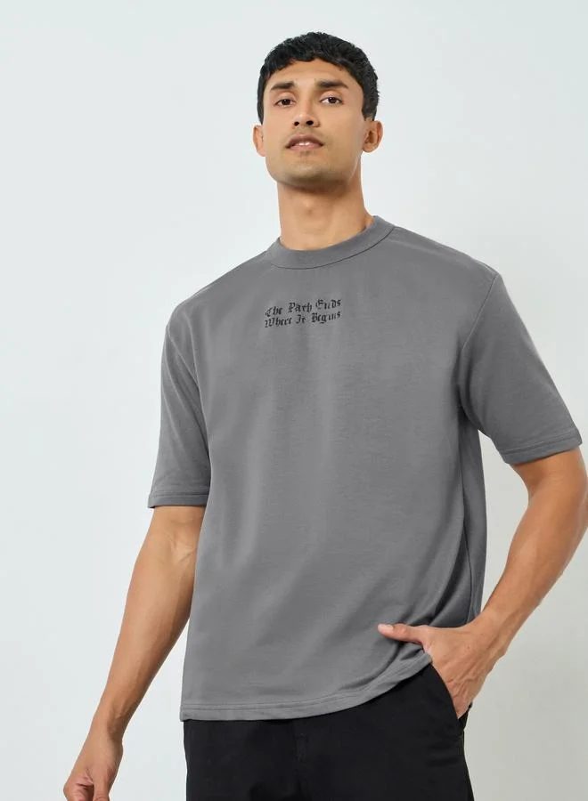 ستايلي تيشيرت رجالي واسع بطبعة جرافيك لون رمادي