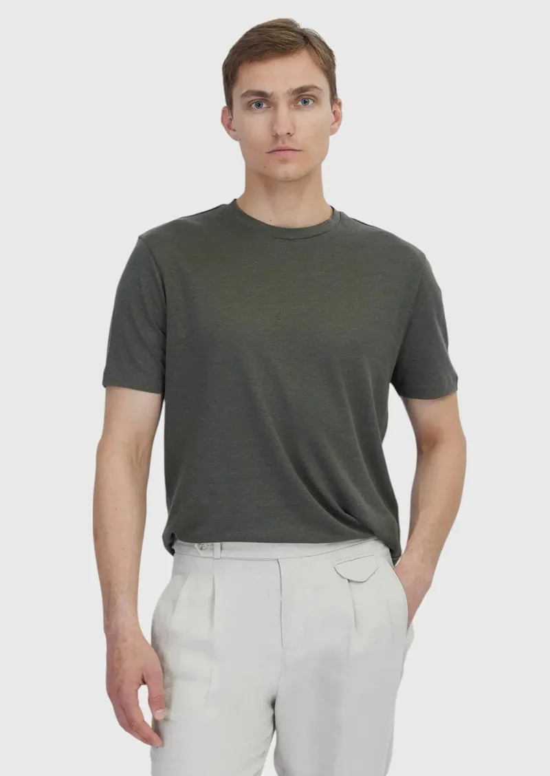 رامسي تيشيرت كتان سادة بلون الكاكي، بياقة دائرية، مصنوع من الكتان بنسبة 100%