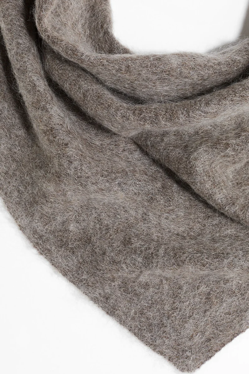 اتش اند ام وشاح مثلث الشكل مصنوع من مزيج الموهير