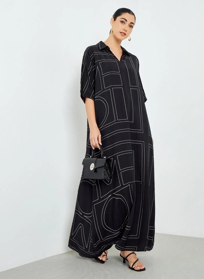 أميرة جلابية بحافة واسعة وأكمام خفاش بطبعة هندسية