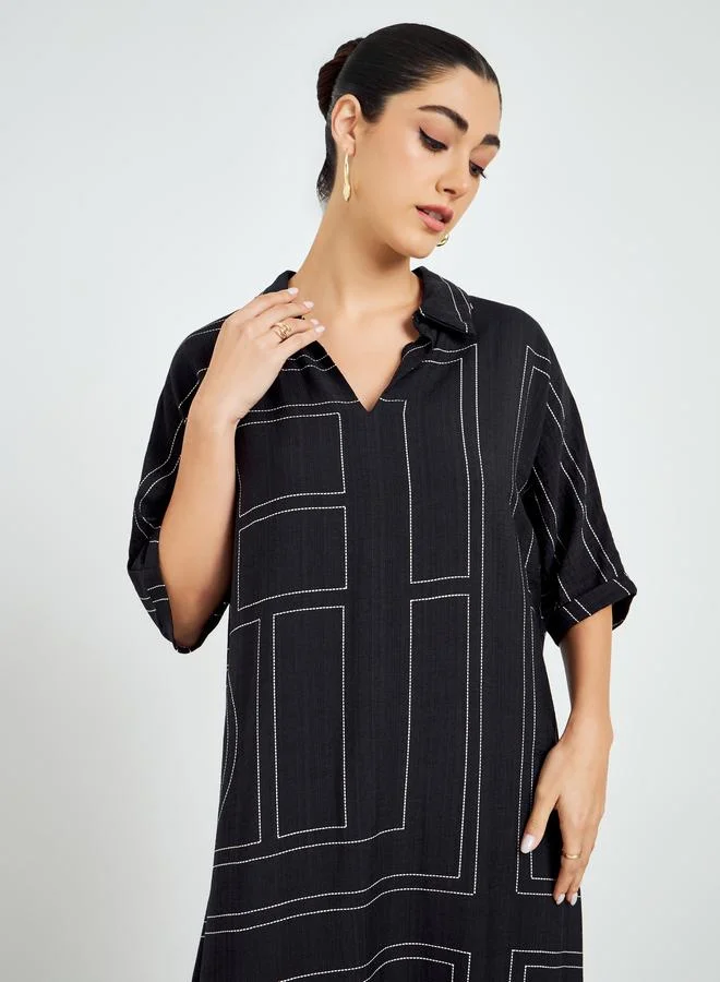 أميرة جلابية بحافة واسعة وأكمام خفاش بطبعة هندسية