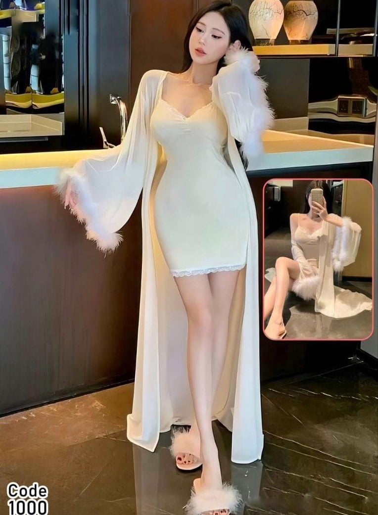 طقم لانجبرى قميص نوم قصير من خامة الزبدة مطعّم بالدانتيل مع روب طويل  مزين بالفرو على الأكمام –ثوب نوم أنثوي - Image 2