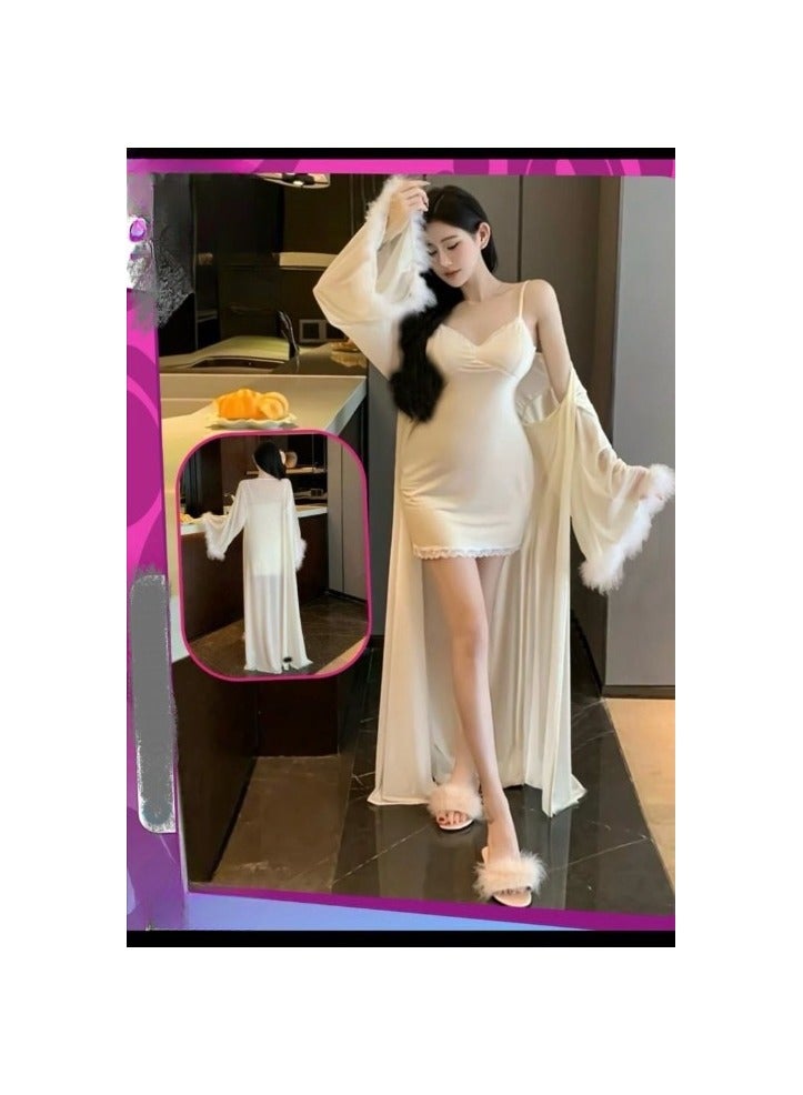 طقم لانجبرى قميص نوم قصير من خامة الزبدة مطعّم بالدانتيل مع روب طويل  مزين بالفرو على الأكمام –ثوب نوم أنثوي - Image 4