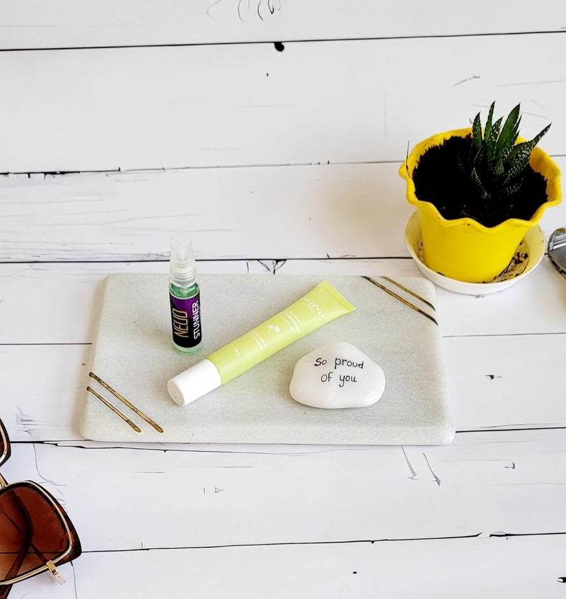 RM صينية رخامية مستطيلة الشكل من الرخام الأبيض مع حواف نحاسية لصينية الحمام وغرفة المعيشة والمطبخ وتقديم الطعام وطاولة الطعام والمجوهرات والشمع والعطور ومنظم مستحضرات التجميل وصينية الزينة - Image 1