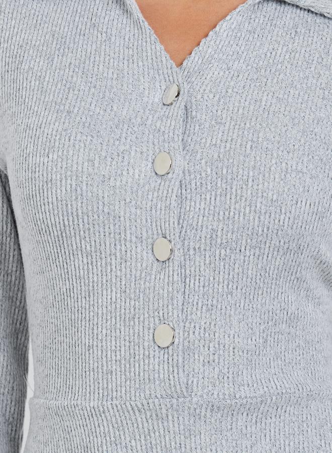 ستايلي فستان طويل بياقة مفتوحة وتفاصيل مضلعة - Image 4