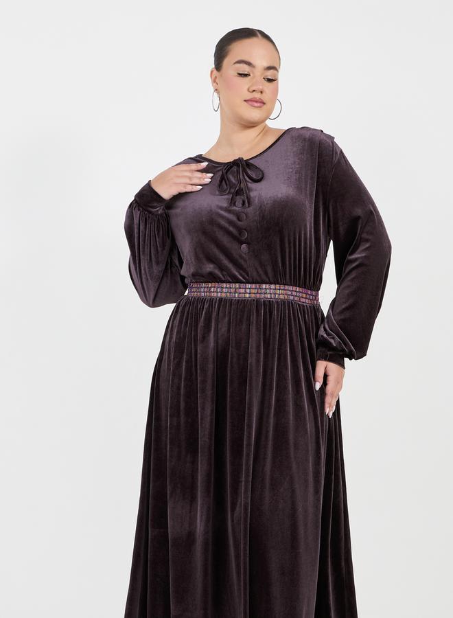 ستايلي فستان طويل بمقاس كبير وخصر بتفاصيل مُطرّزة - Image 2