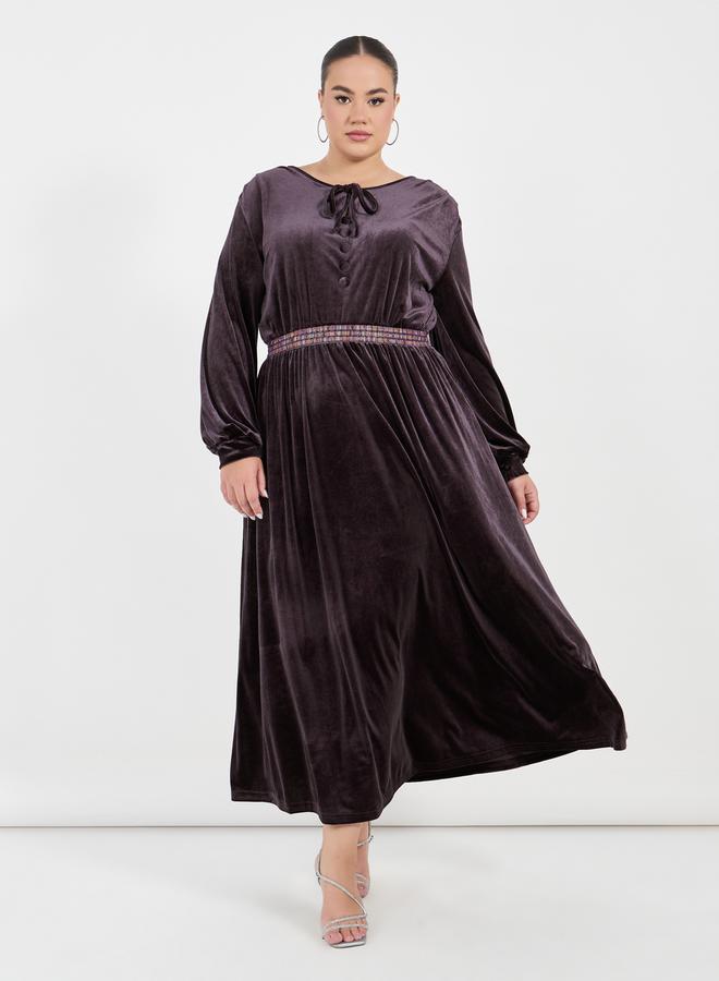 ستايلي فستان طويل بمقاس كبير وخصر بتفاصيل مُطرّزة - Image 4