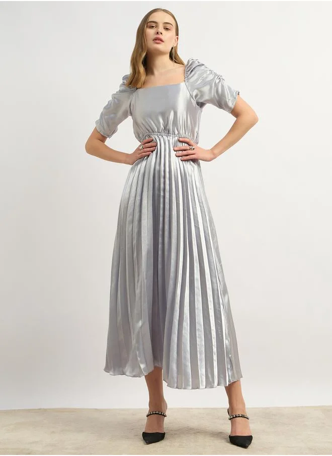 ستايلي Solid Ruched Sleeve Pleated Maxi Dress