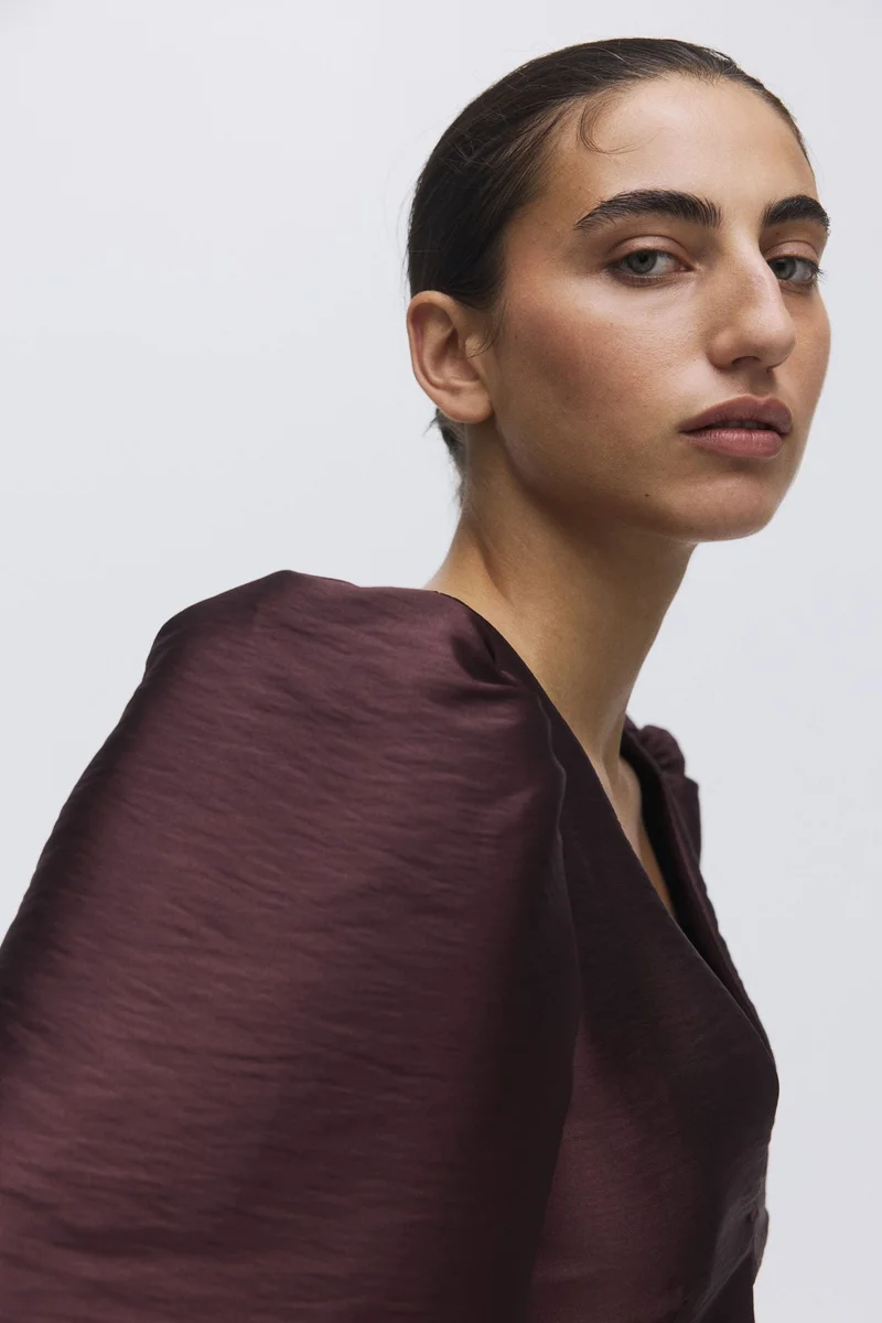 اتش اند ام بلوزة بحافة بيبلوم