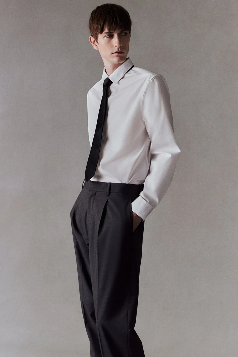 اتش اند ام قميص بقصّة عادية من نسيج سهل الكي