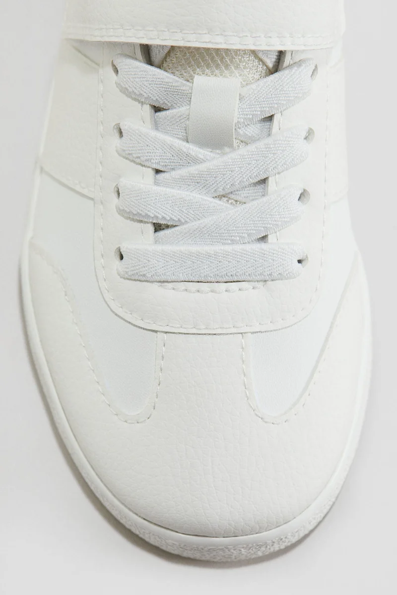 اتش اند ام حذاء رياضي