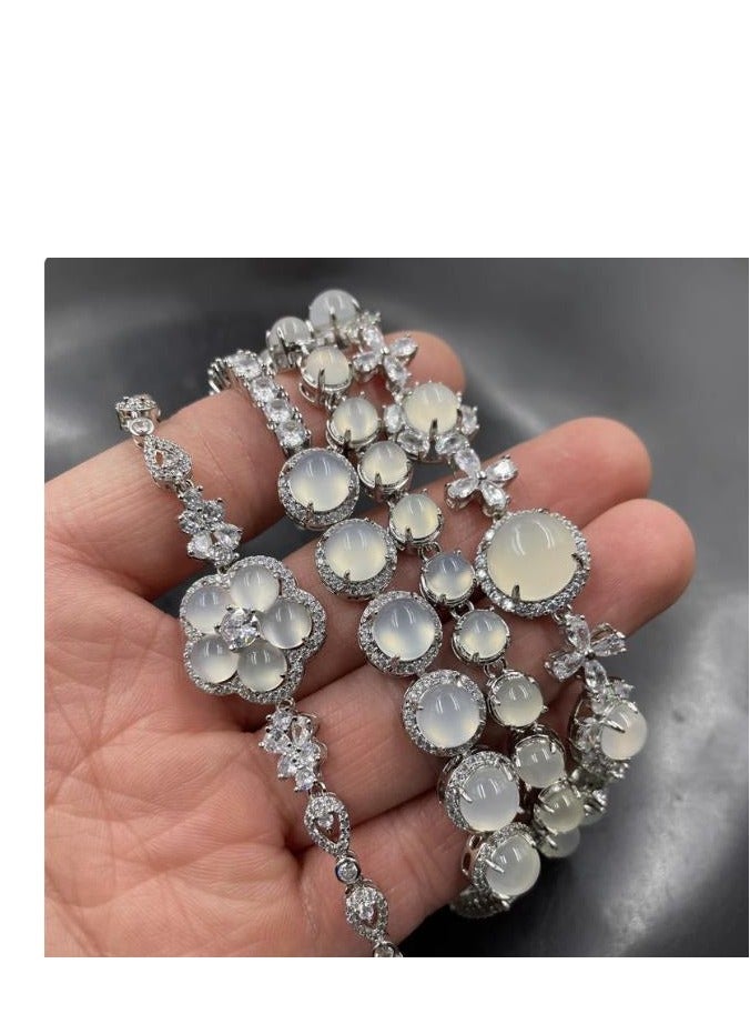 Women's Exquisite High-End Atmospheric Bracelet  - Image 3