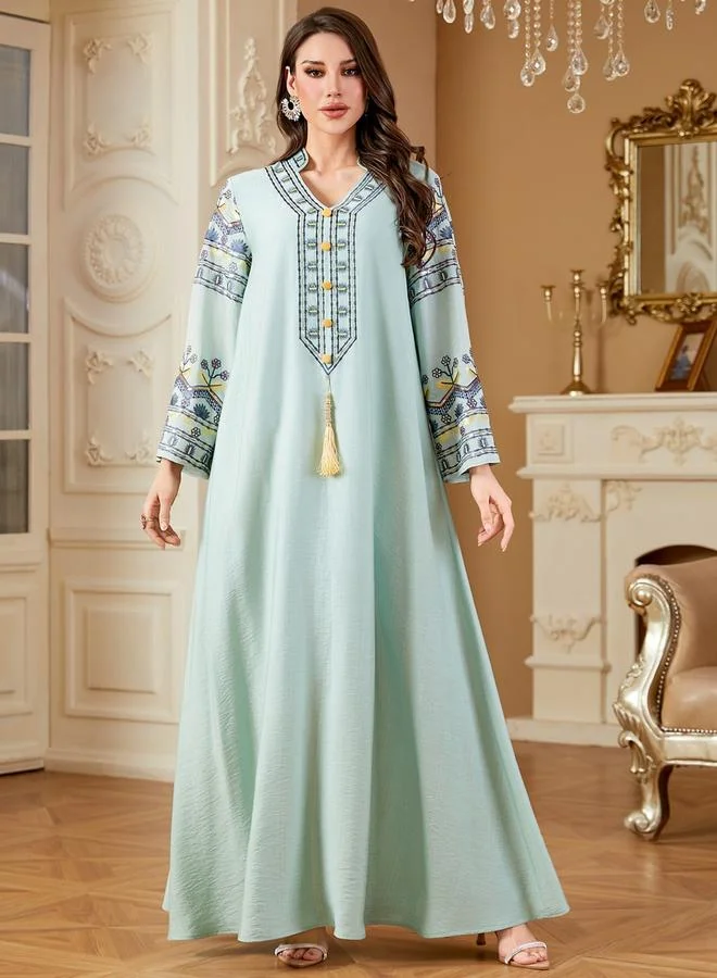 تايك تو جلابية طويلة مطرزة بياقة سبعة وأكمام طويلة وشرابات