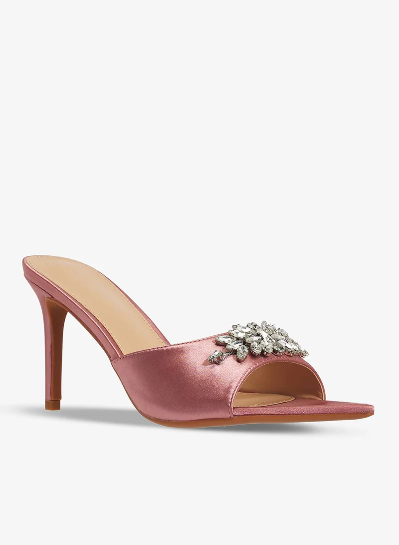 خزانة حذاء بكعب عالٍ مزين بتفاصيل فضية