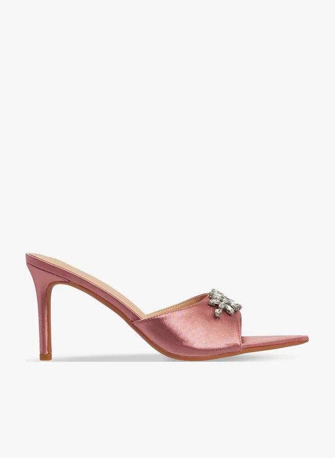 خزانة حذاء بكعب عالٍ مزين بتفاصيل فضية