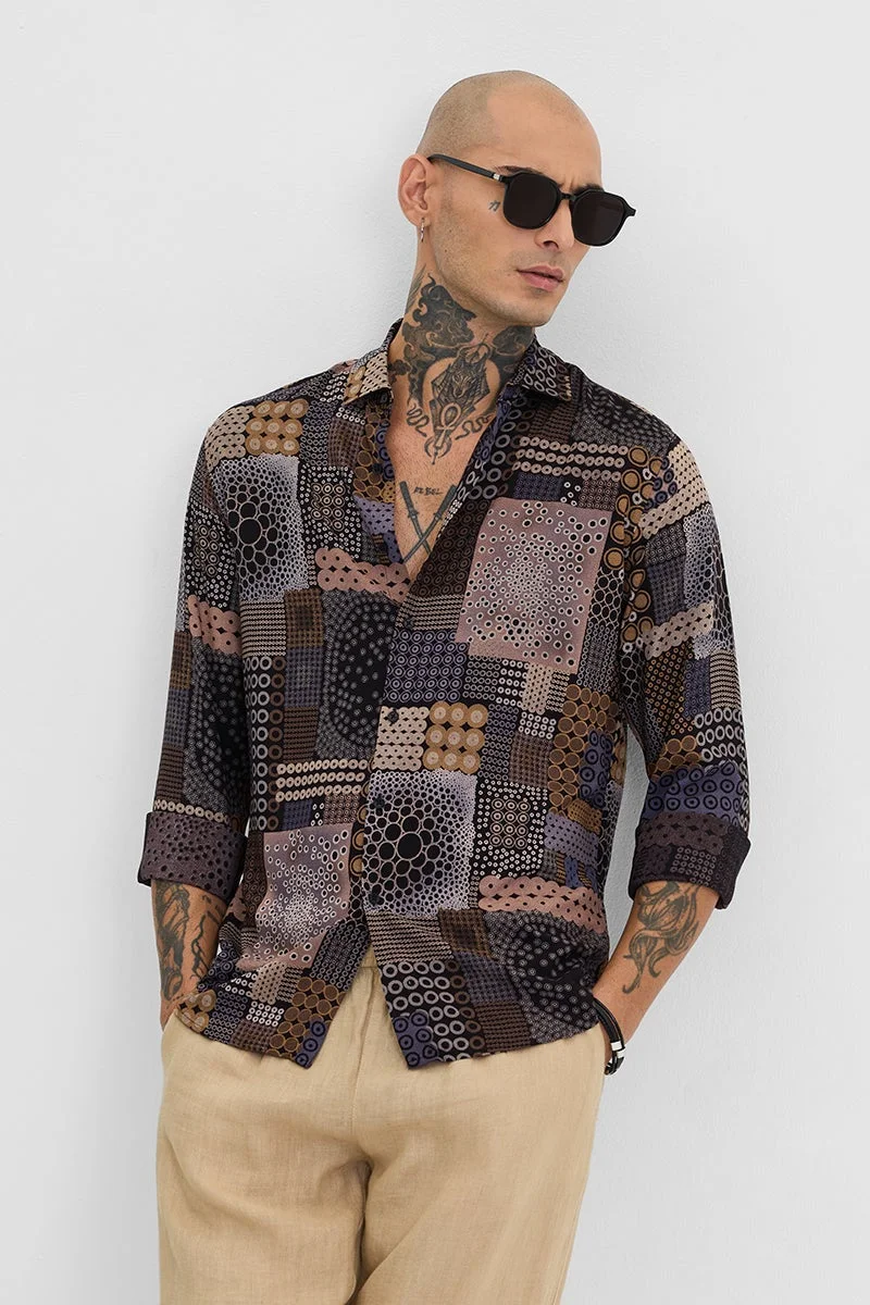 سنيتش قميص أسود بقصة ضيقة بتصميم تجريدي