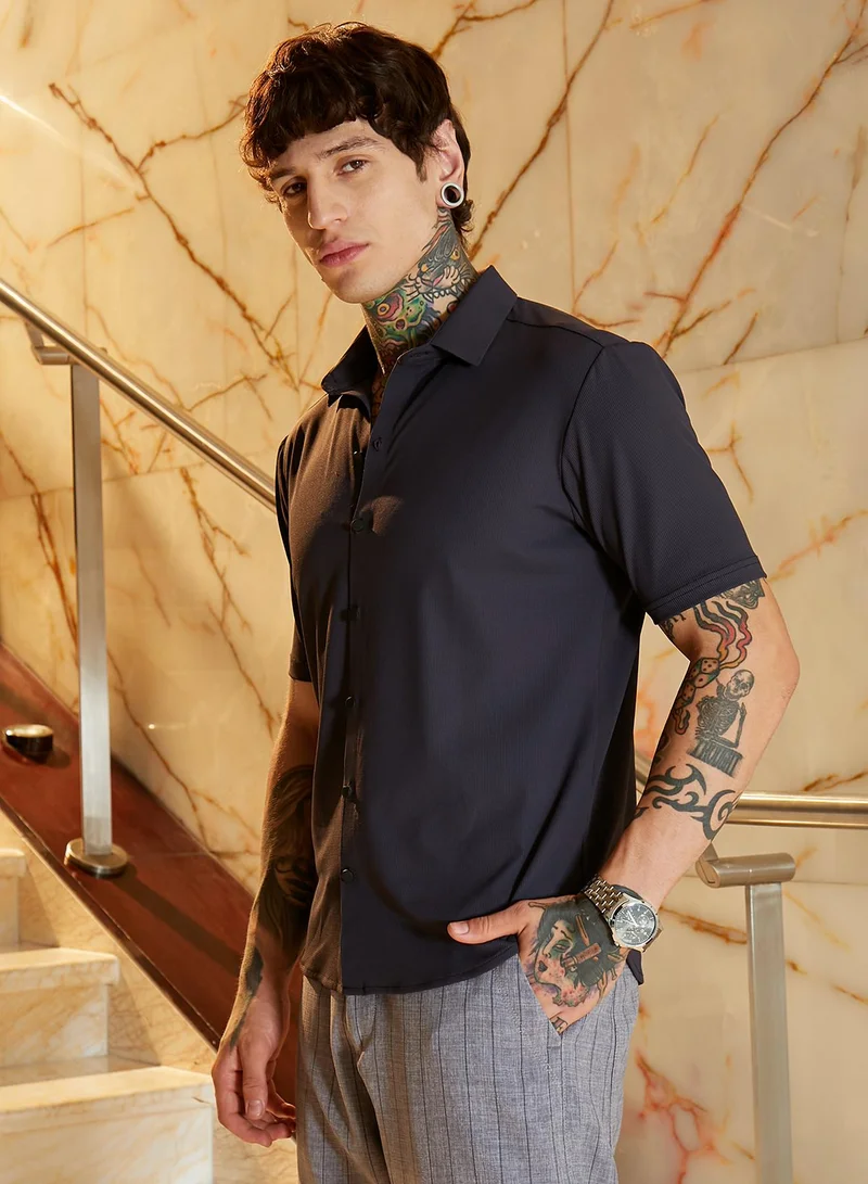 Campus Sutra Men's Charcoal Grey Seamless Cuboid Shirt