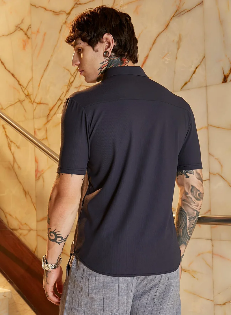 Campus Sutra Men's Charcoal Grey Seamless Cuboid Shirt