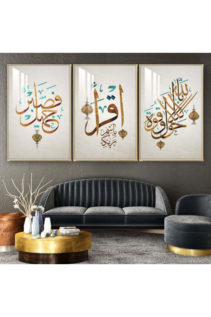 ماركتنا ثلاث لوحات جدارية خشبية بتصميم إسلامي، مع إطار وطبقة أكريليك شفافة. - Image 1