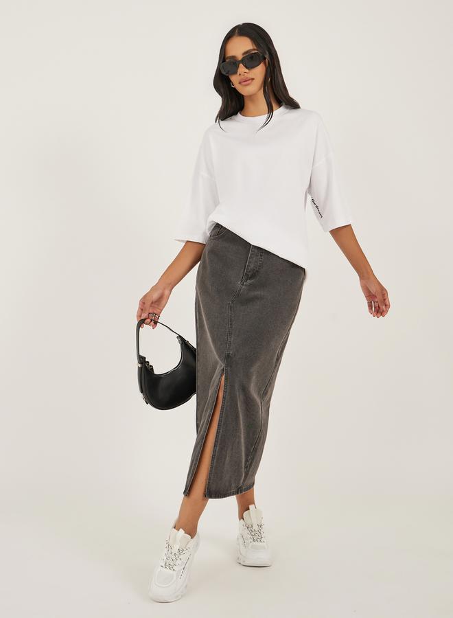 ستايلي تيشيرت واسع بطباعة شعار وأكتاف ساقطة - Image 2