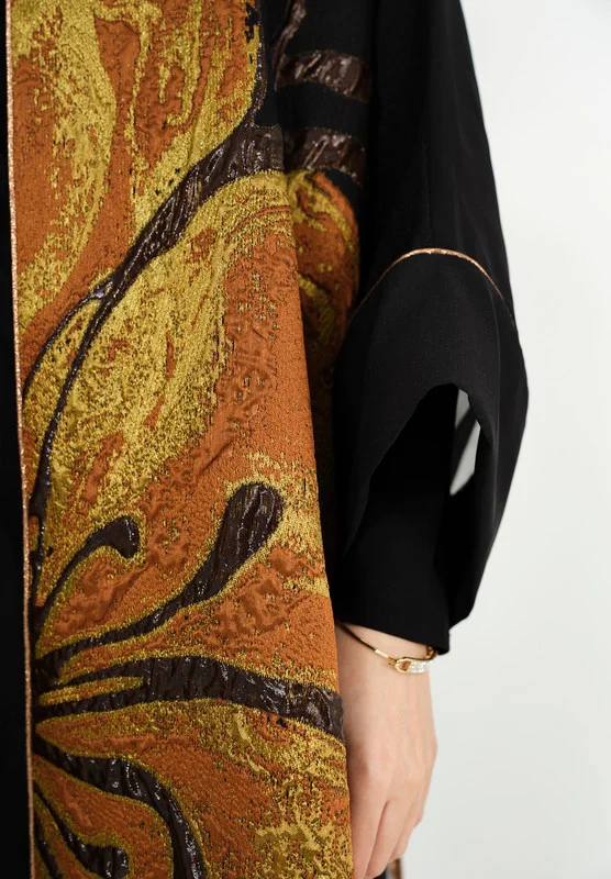Thouq Beautiful Symmetrical Jalabiya with Keyhole Neckline With kimono Sleeves