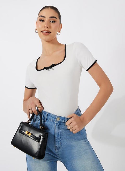 بلوزة سادة مضلعة بلمسة أنابيب وياقة مربعة