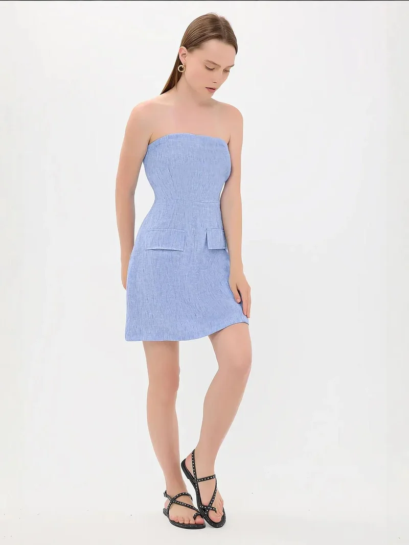 زوبعة فستان قصير بدون حمالات مع تفاصيل جيوب