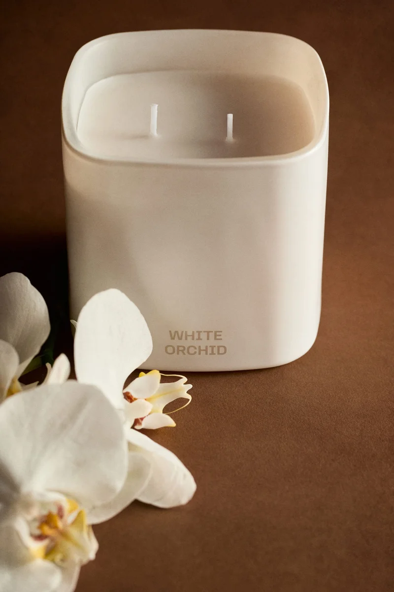 اتش اند ام شمعة معطرة كبيرة في حامل زجاجي