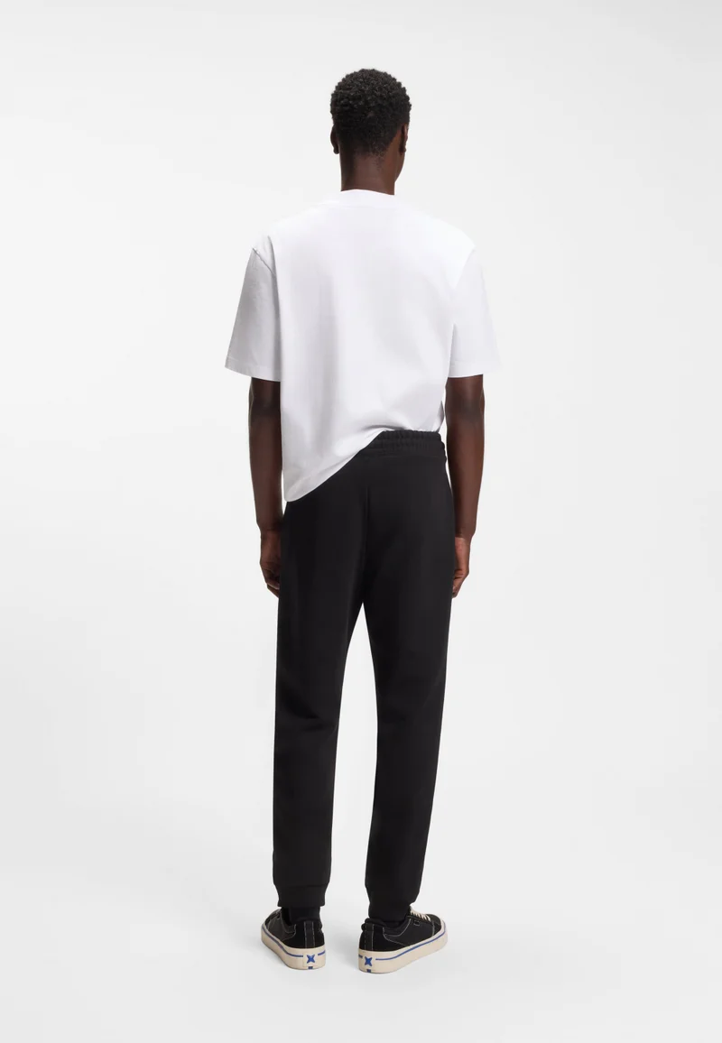 هوجو بنطلون رياضي قطني تيري مع رقعة شعار زرقاء