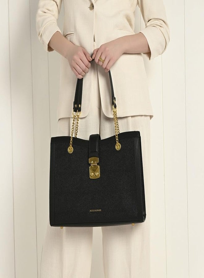 أكسيسورايز حقيبة يد نسائية سوداء من أكسسورايز لندن، بتصميم ريذم، مزودة بمقابض وسلسلة ذهبية وقفل | حقيبة يد أنيقة للعمل والمناسبات غير الرسمية - Image 2