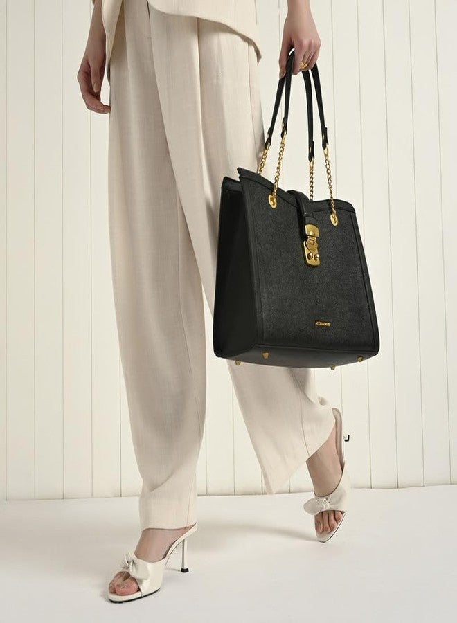 أكسيسورايز حقيبة يد نسائية سوداء من أكسسورايز لندن، بتصميم ريذم، مزودة بمقابض وسلسلة ذهبية وقفل | حقيبة يد أنيقة للعمل والمناسبات غير الرسمية - Image 3
